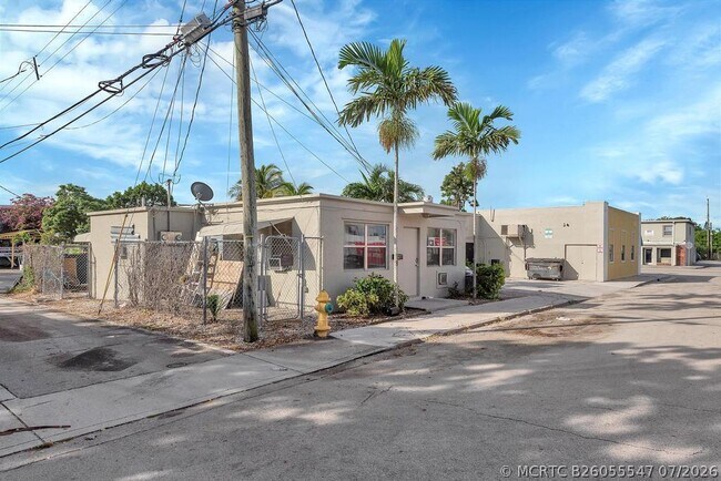 Building Photo - 813 9th Ave N