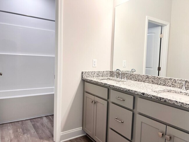 Building Photo - 8024 English Ivy Ct