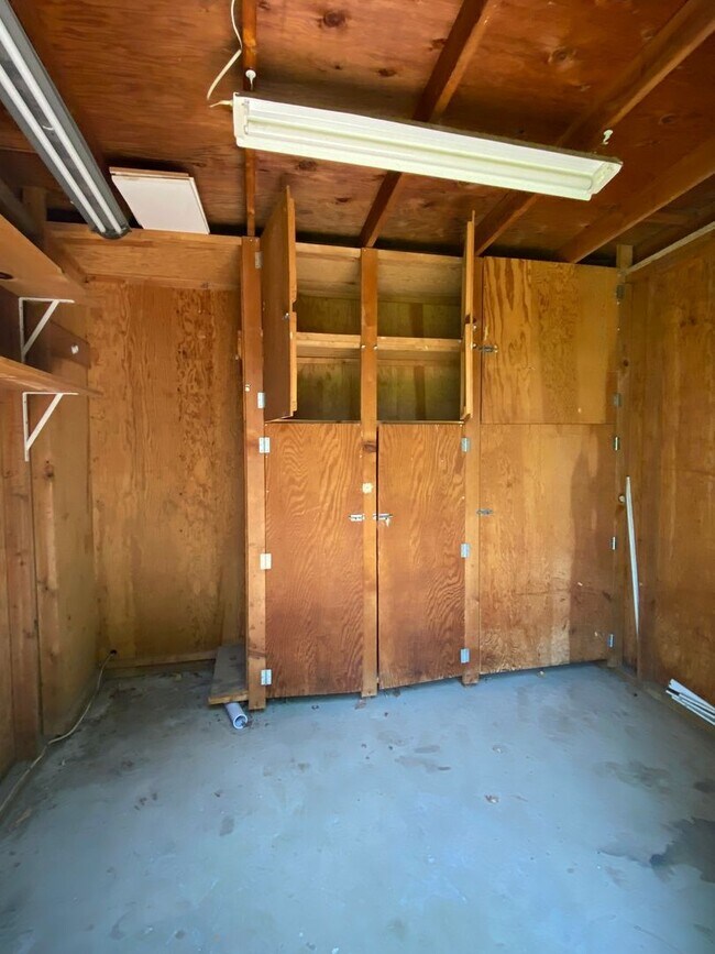 Building Photo - Spacious Visalia home in a well establishe...