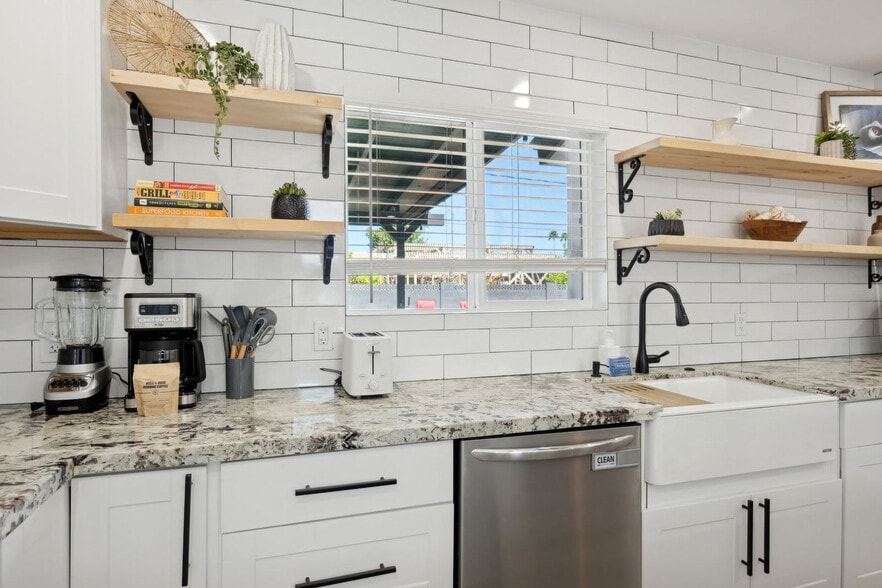 Building Photo - 636 E 6th Pl