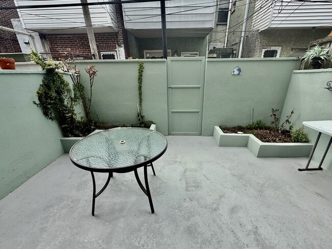 Building Photo - SPACIOUS & MODERN 3 BED/1.5 BA HOUSE w/ Central AC-HARDWOOD Flooring-WASHER/DRYER & Rear PATIO in...