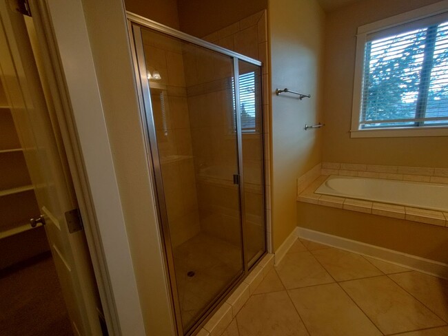 Building Photo - Stunning Renaissance Home, 5 bedroom 3 ful...