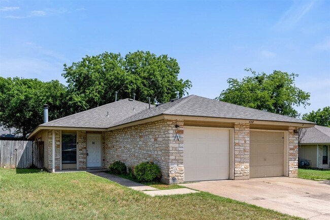 Building Photo - 608 Country Aire Dr