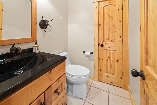 Building Photo - Spacious 6-bedroom, 4.5-bathroom home is i...