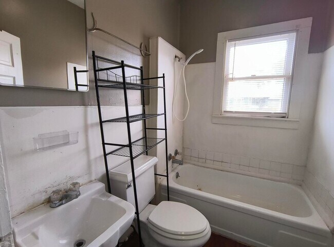 Building Photo - AFFORDABLE 1 Bedroom 1 Bath AVAILABLE NOW!