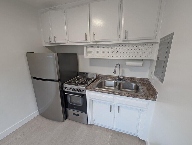 Building Photo - 225 Montana Ave