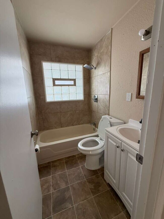 Building Photo - Charming 3-Bedroom, 1 bath Home with Lovely Hardwood Floors in St. Louis! Section 8 STRONGLY PREF...