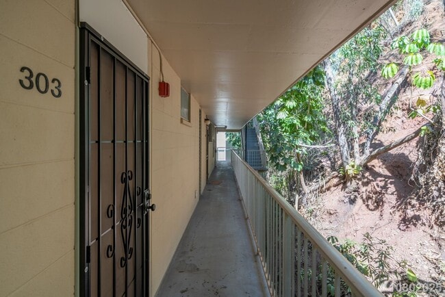 Building Photo - Move-In Ready 1-Bedroom 1 Bath Condo in Ce...