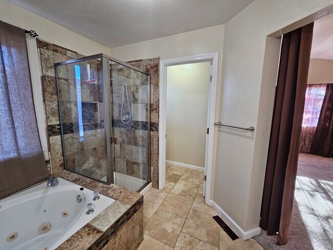 Building Photo - Large 4 bedroom two story in east Modesto!