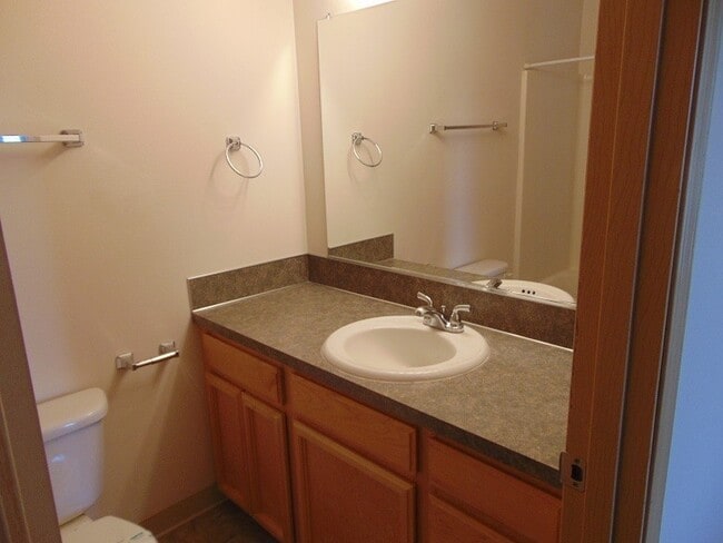 Building Photo - Enjoy Easy Living in Cascade Park with a Private Fenced Backyard