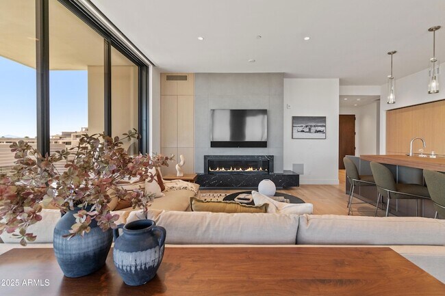 Building Photo - 5000 N Camelback Rdg Dr