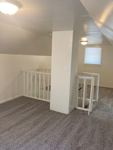 Building Photo - 627 Fairholm Ave