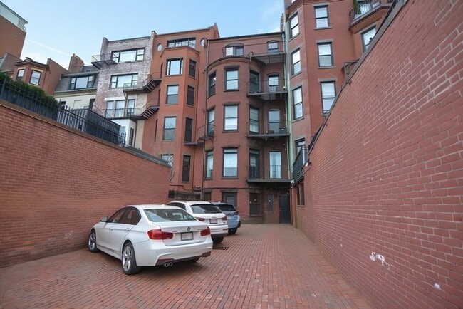 Building Photo - 346 Beacon St