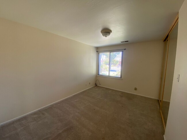 Building Photo - 1100 Island Dr