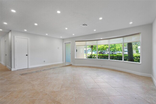 Building Photo - 5206 Cleveland St