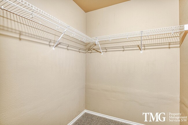 Building Photo - Gorgeous Four Bedroom Townhome in Hillsboro!