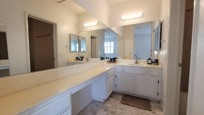 Building Photo - Conveniently Located In Rancho San Diego