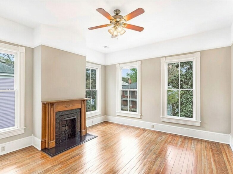 Building Photo - 212 W 40th St