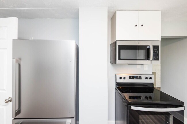 Building Photo - 2-Bedroom Home with Flexible Bonus Room Near Downtown Columbus