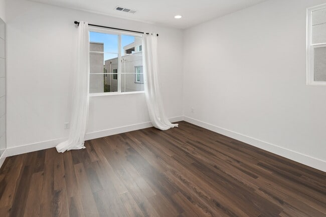 Building Photo - 3 Bedroom + Loft for Lease GREAT PARK LOCA...