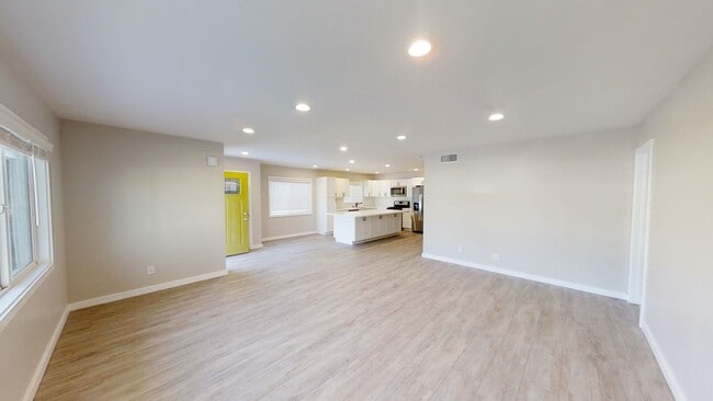 Building Photo - 7 BD, 3 BR. Spacious Yard!!