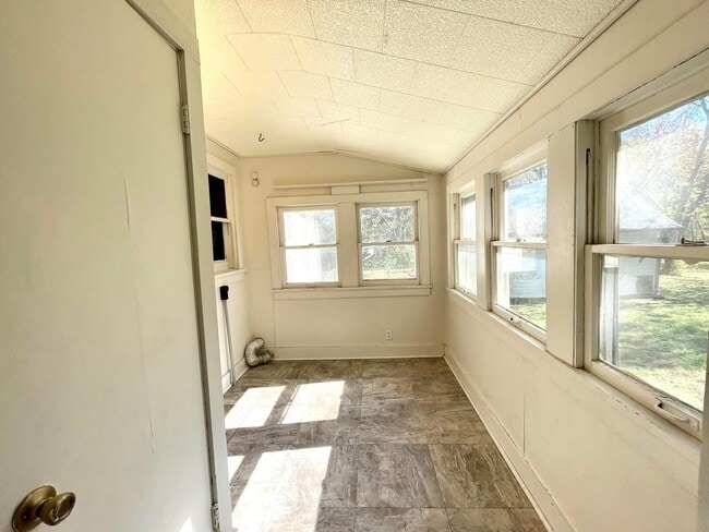 Building Photo - 714 6th Ave NW