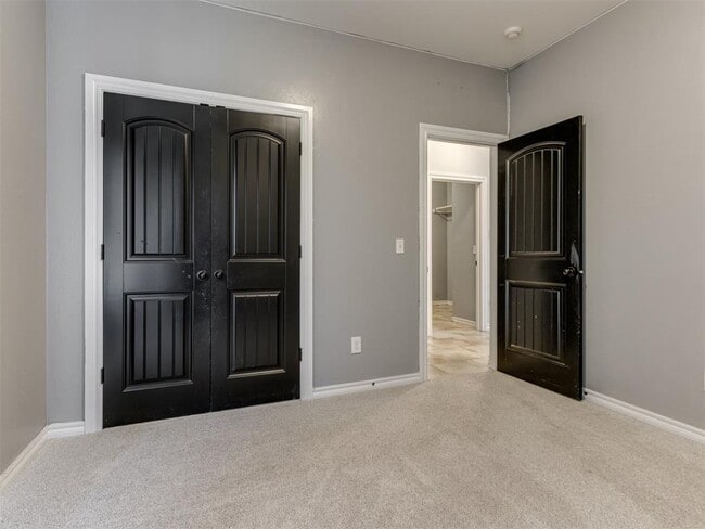 Building Photo - 7201 Meadow Lake Dr