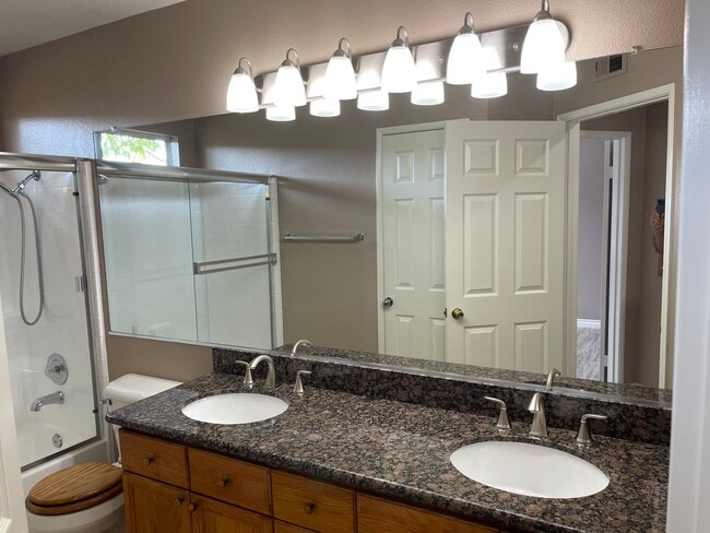 Building Photo - Spacious 4 Bedroom Townhouse Style Condo i...