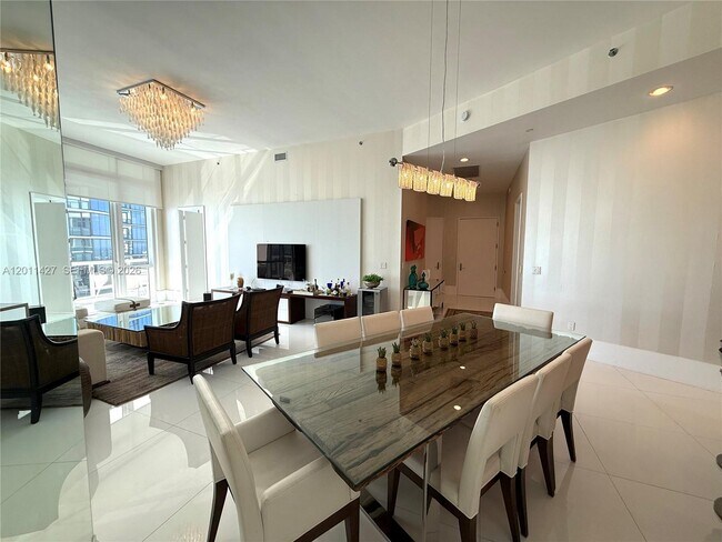 Building Photo - 15811 Collins Ave