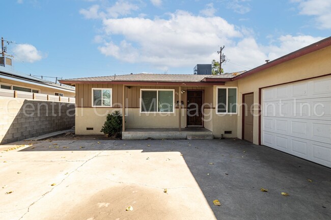 Building Photo - 3 Bedroom/2 Bath Home in Central Bakersfie...