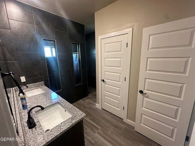 Building Photo - 12637 Viendo Norte Dr