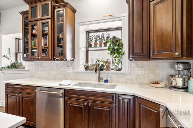 Building Photo - Indoor Pool! FULLY Furnished Short or Mid Term Rental