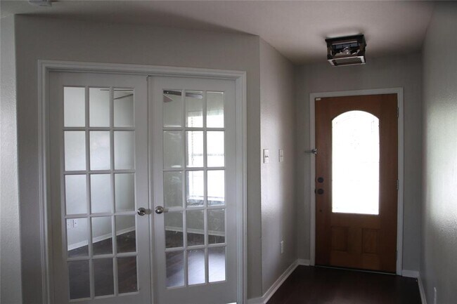Building Photo - 2710 Sandberry Dr