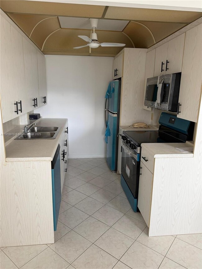 Building Photo - 2052 Exeter C