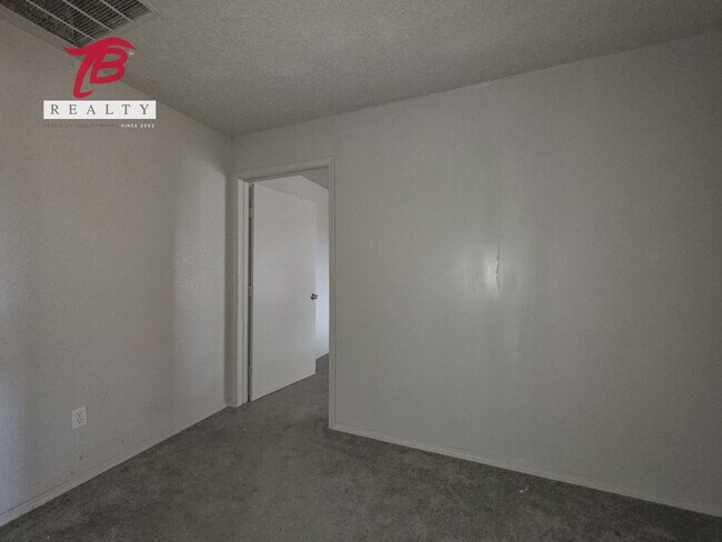 Building Photo - Spacious 3 bedroom, 2 bath single-family home in the desirable Lyrewood/Woodlake area of northwes...