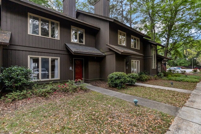 Building Photo - Conveniently located in midtown Savannah