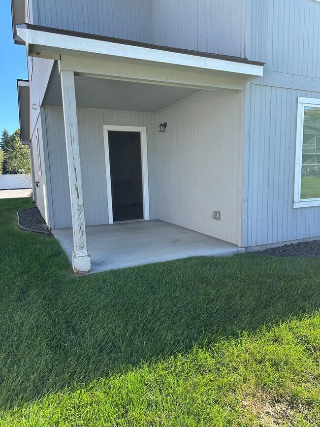 Building Photo - Stunning 4 Bedroom 2.5 Bath Duplex town ho...