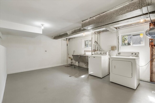 Building Photo - 1704 N Drury Ln