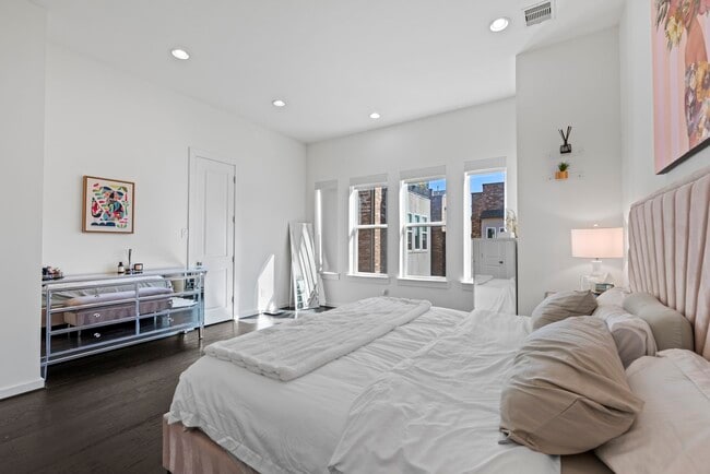 Building Photo - 1925 Shearn St