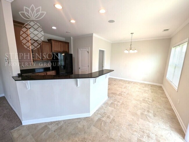 Building Photo - 4 bedroom 2.5 bath