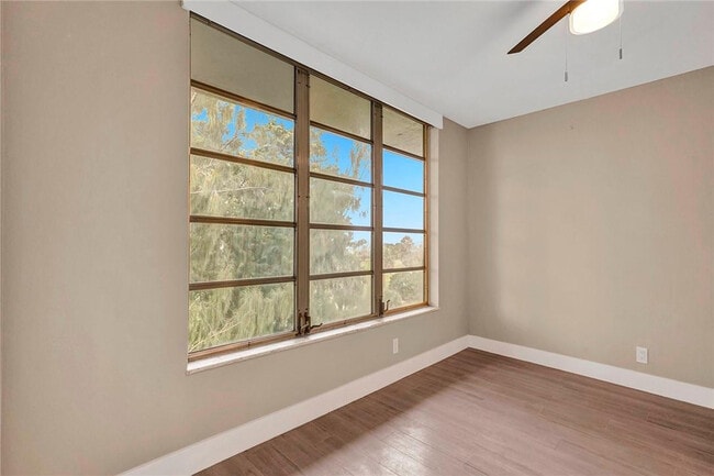 Building Photo - 3051 S Palm Aire Dr