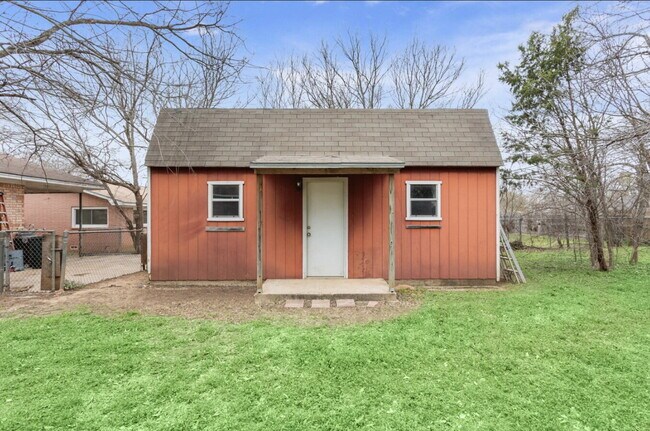 Building Photo - Charming Oak-Shaded Retreat in Woodway’s Coveted Bird Streets with Versatile Living Spaces & Work...