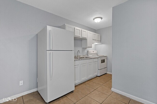 Building Photo - 1820 E Texas St