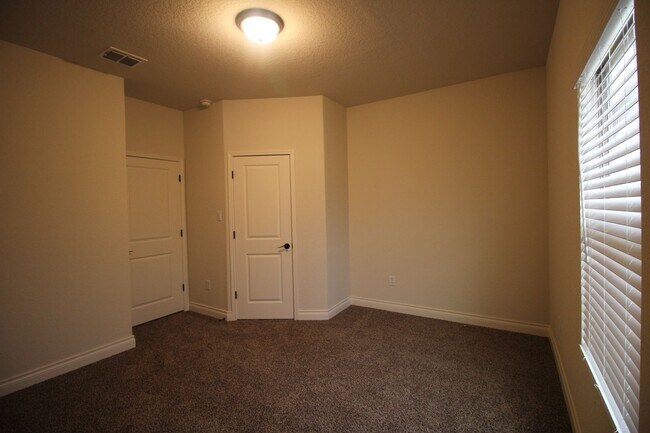 Building Photo - 3/2.5/1.5 Duplex /Easy access to I-35 / Fridge, Washer, Dryer / Fenced in yard / NBISD
