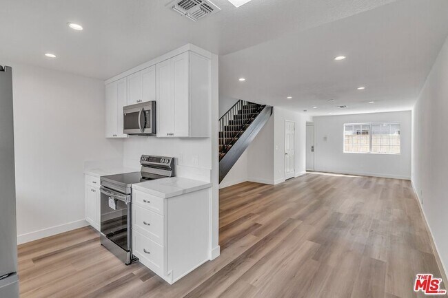 Building Photo - 6616 Sylmar Ave