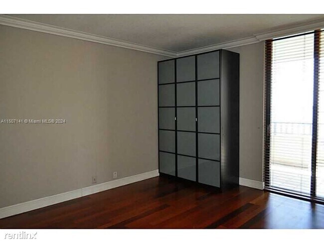 Building Photo - 1 br, 1.5 bath Condo - 520 Brickell Key Dr...