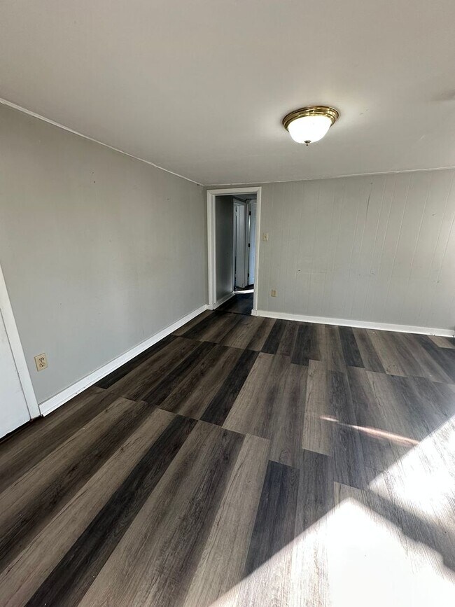 Building Photo - 127 Schoolhouse Rd