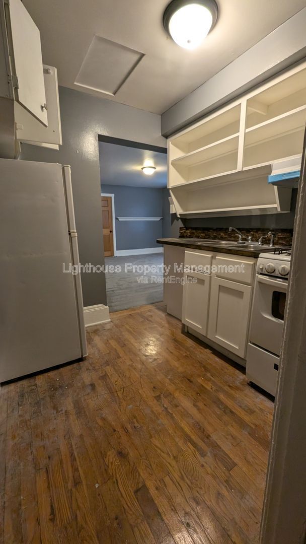 Building Photo - 809 W Cedar St