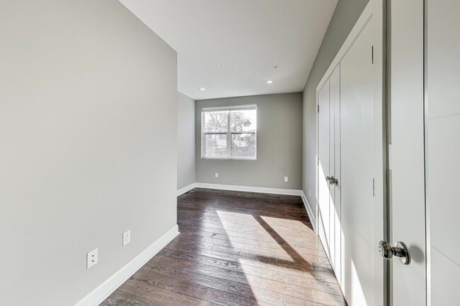 Building Photo - 1813 D St NE