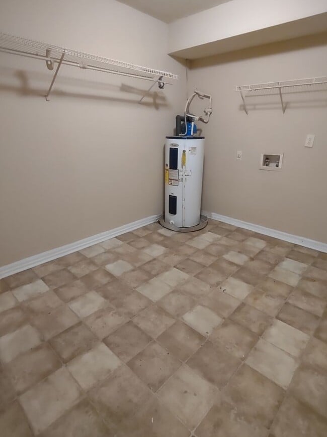 Building Photo - Move in Ready, End Unit Townhome located i...